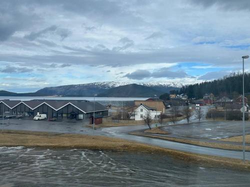 eine Stadt mit einem Parkplatz und einer Wasserfläche in der Unterkunft Terråk Gjestegård in Terråk