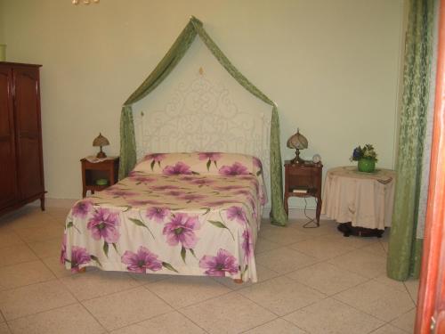 ein Schlafzimmer mit einem rosa Bett mit Baldachin in der Unterkunft Domaine des Sloughis in Meknès