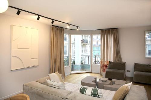 un salon avec un canapé et une chaise dans l'établissement Expérience parisienne en plein coeur du marais, à Paris