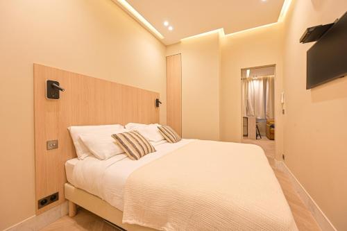 1 dormitorio con 1 cama grande y TV en Appartement Quartier Latin en París