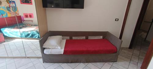 Ένα ή περισσότερα κρεβάτια σε δωμάτιο στο Casa vacanze completa di tutto e anche di più