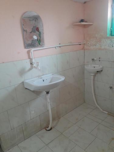 uma casa de banho com um lavatório e um espelho em Giriraj Darshan em Govardhan