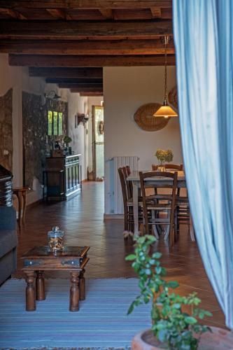 een woonkamer met een tafel en een eetkamer bij Vitalba by Gallo in Chianni