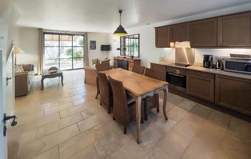 une cuisine et une salle à manger avec une table et des chaises dans l'établissement Stunning Home, à Saint-Laurent-de-la-Cabrerisse