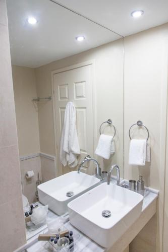 a bathroom with two sinks and a mirror at Skyline Parorama in Mathía