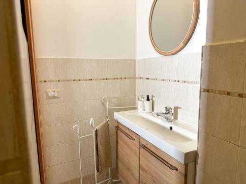 a bathroom with a sink and a mirror at Civico18 in Fiumicino