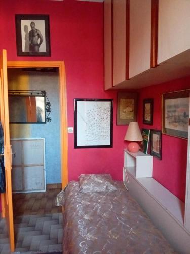 a room with a bed and a colorful wall at Chambre d hôte artistique cannes in Cannes