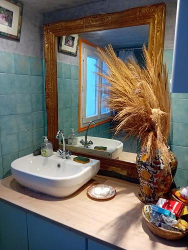 une salle de bain avec un lavabo et un miroir dans l'établissement Chambre d hôte artistique cannes, à Cannes