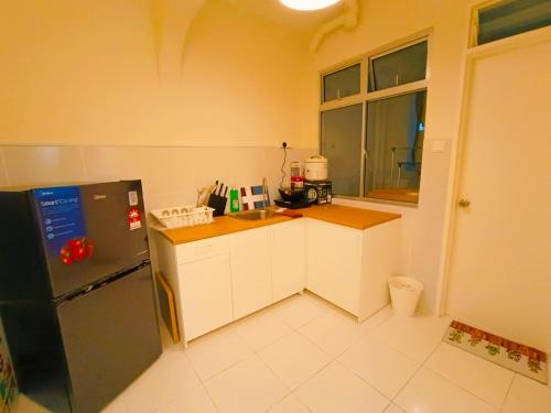 Una cocina o zona de cocina en Kulai Apartment 3BR-5BR near IOI, Aeon and Senai Airport