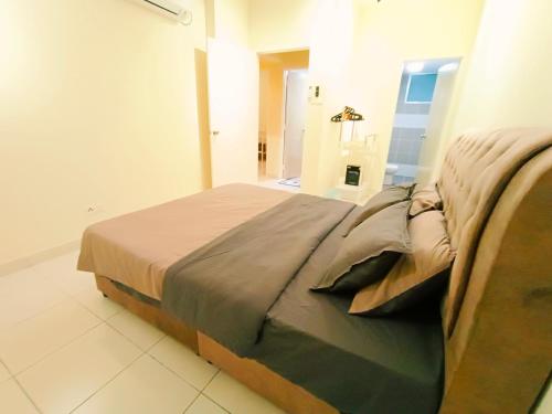 Cama o camas de una habitación en Kulai Apartment 3BR-5BR near IOI, Aeon and Senai Airport