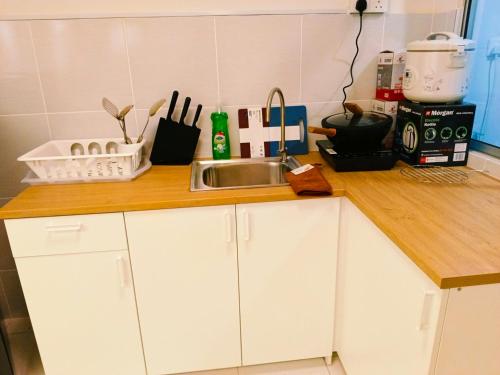 Una cocina o zona de cocina en Kulai Apartment 3BR-5BR near IOI, Aeon and Senai Airport
