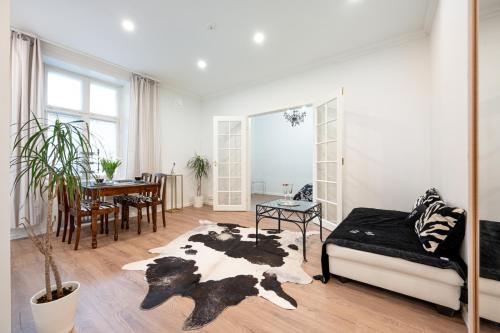 een woonkamer met een bank en een tafel bij Cosy, brand new apartment in best area in Helsinki