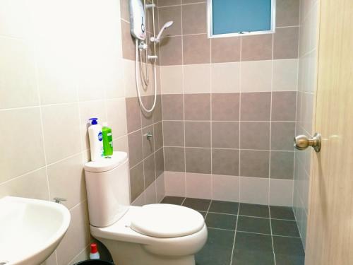 Un baño de Kulai Apartment 3BR-5BR near IOI, Aeon and Senai Airport