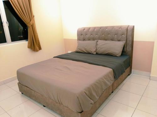 Cama o camas de una habitación en Kulai Apartment 3BR-5BR near IOI, Aeon and Senai Airport