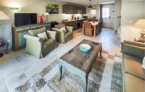 un soggiorno con divani e un tavolino da caffè di Stunning Home In Saint-Laurent-De-La-Cabrerisse a Saint-Laurent-de-la-Cabrerisse