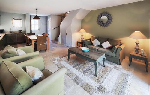 un soggiorno con divani e tavolo e una cucina di Stunning Home In Saint-Laurent-De-La-Cabrerisse a Saint-Laurent-de-la-Cabrerisse