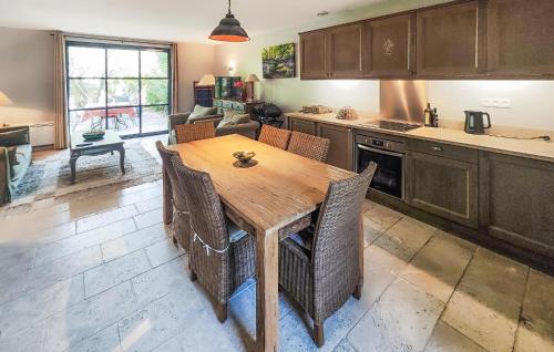 une cuisine avec une table et des chaises en bois dans l'établissement Stunning Home In Saint-Laurent-De-La-Cabrerisse, à Saint-Laurent-de-la-Cabrerisse