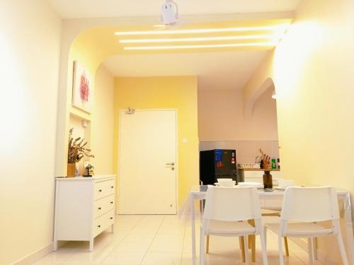 Una cocina o zona de cocina en Kulai Apartment 3BR-5BR near IOI, Aeon and Senai Airport