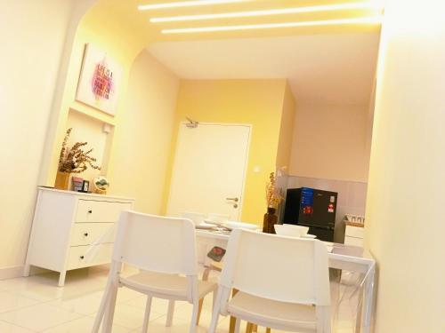 Una cocina o zona de cocina en Kulai Apartment 3BR-5BR near IOI, Aeon and Senai Airport