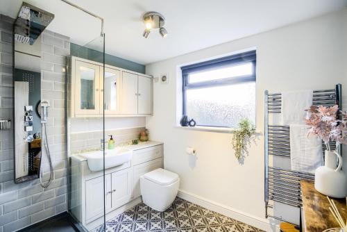 a bathroom with a toilet and a sink and a shower at Warwickshire Beautiful Cottage, 2 dbl bed Sleeps 4 by EMPOWER HOMES in Kenilworth