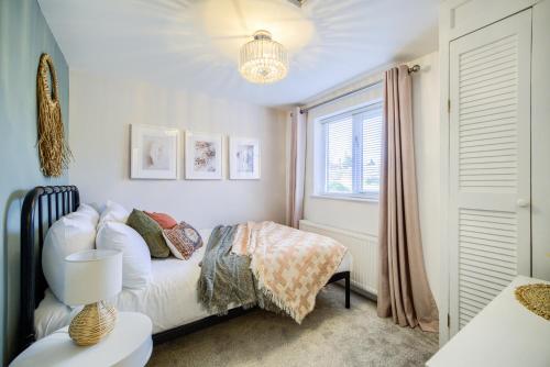 um quarto com uma cama e uma janela em Warwickshire Beautiful Cottage, 2 dbl bed Sleeps 4 by EMPOWER HOMES em Kenilworth