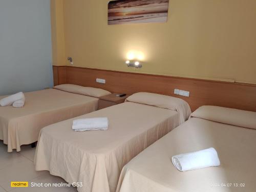 Tempat tidur dalam kamar di Hotel Sant Jordi