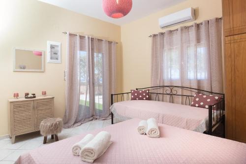 - une chambre avec 2 lits et des serviettes dans l'établissement Falasarna Nice House, à Falasarna