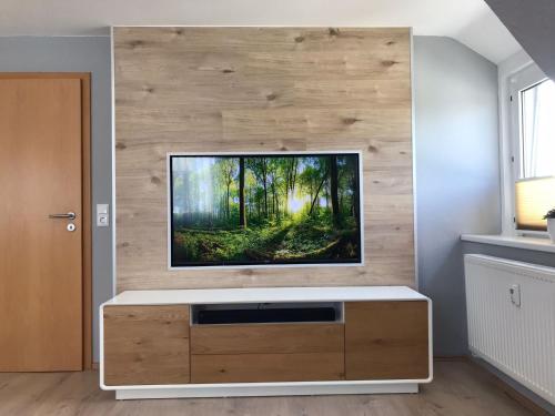 uma sala de estar com uma televisão de ecrã plano na parede em fewo-friends em Reinfeld