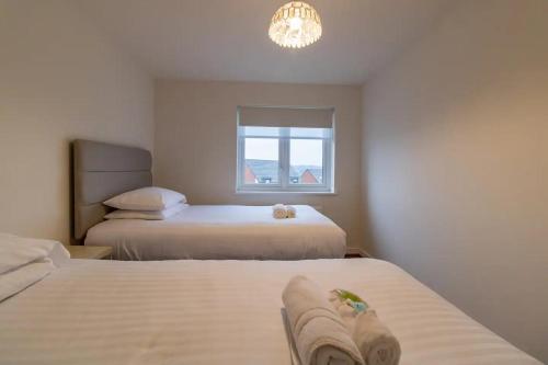 a bedroom with two beds and a window at Pass the Keys Modern comfortable House in Elswick