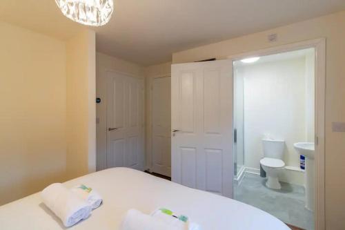 1 dormitorio con 1 cama y baño con aseo en Pass the Keys Modern comfortable House, en Elswick