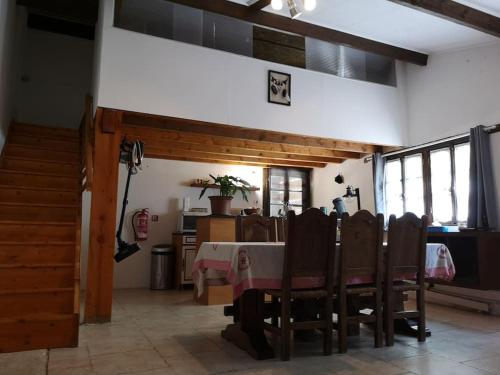 une salle à manger avec une table et quelques chaises dans l'établissement Gîte équestre en Provence aux pieds des Alpilles, à Maillane