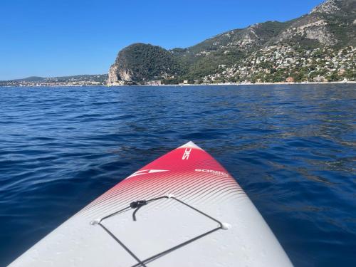 a view of the back of a kayak in the water at Ezevacances Studio Capuccino vue mer 5 mn plage 7 mn gare Wifi in Èze