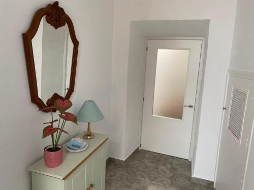 a mirror and a lamp on a dresser in a room at La Casa Rosales in Alora