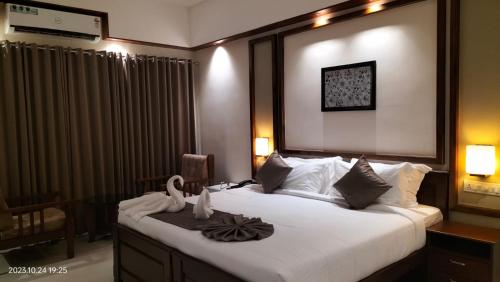 a hotel room with a large bed in a room at EZHIMALA AYURVEDA AND WELLNESS RESORT in Payyannūr