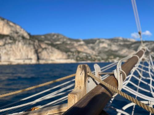 a close up of a boat with a rope at Ezevacances Studio Capuccino vue mer 5 mn plage 7 mn gare Wifi in Èze