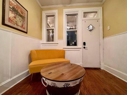 sala de estar con mesa, silla y puerta en Historic Home in Washington DC w Hot Tub & Parking, en Washington