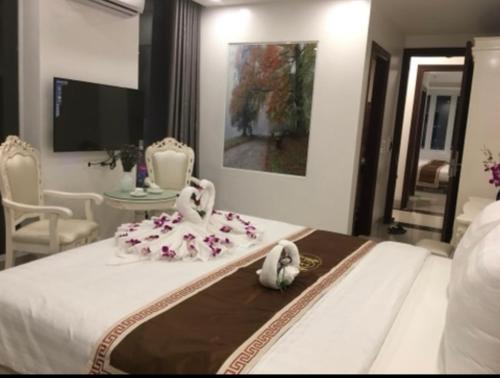 Postel nebo postele na pokoji v ubytování Tam Đảo Gold Hotel