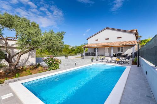House Katarina Private Heated Swimming Pool