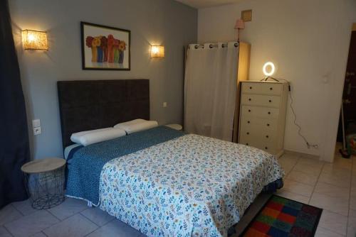 une chambre avec un lit et une commode dans l'établissement Amelie les Bains Coquet F1, à Amélie-les-Bains-Palalda