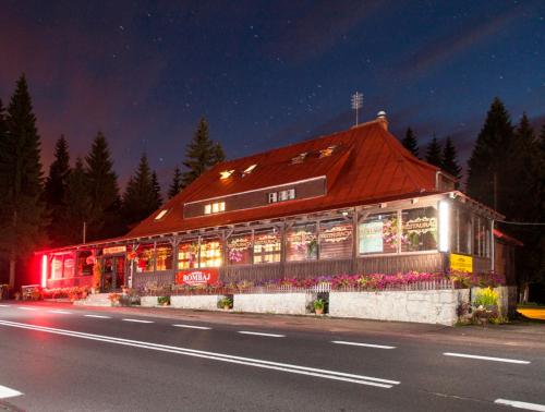 ein Gebäude am Straßenrand in der Nacht in der Unterkunft Gospoda Graniczna Bombaj Jakuszyce in Szklarska Poręba