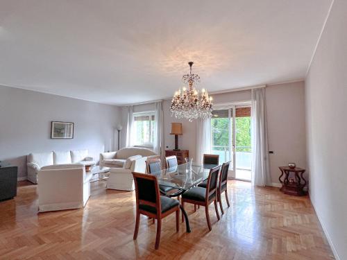 une salle à manger et un salon avec une table et des chaises dans l'établissement The Boutique Houses - Luxury Collection Solari, à Milan