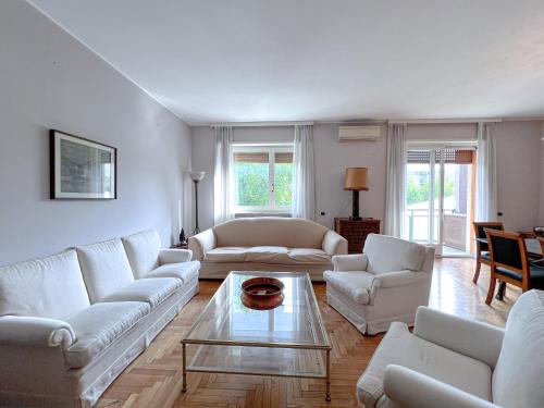 Sala de estar con sofás blancos y mesa de centro en The Boutique Houses Milan - Luxury collection, en Milán