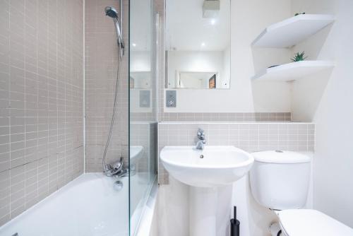 a bathroom with a sink and a toilet and a shower at Modern 1 BR Apartment Near Shoreditch - 10 Min Walk in London