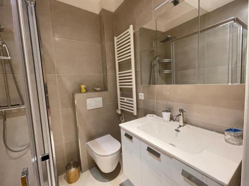 a bathroom with a toilet and a sink and a shower at Ezevacances Studio Capuccino vue mer 5 mn plage 7 mn gare Wifi in Èze