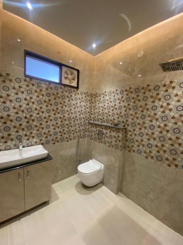 Paradise rooms tesisinde bir banyo