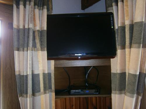 TV a/nebo společenská místnost v ubytování Le Chalet Pré de la Fontaine