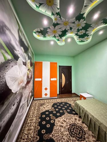 une chambre avec un plafond orné de fleurs. dans l'établissement Апартаменты ЛЮКС в центре, à Samarcande