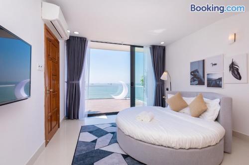 1 dormitorio con 1 cama y vistas al océano en WhiteDay Villages SÁT BIỂN Trần Phú, en Vung Tau