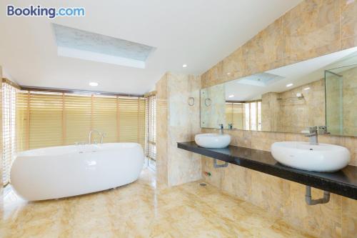 een badkamer met 2 wastafels en een groot bad bij WhiteDay Villages SÁT BIỂN Trần Phú in Vung Tau
