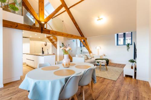 cocina y sala de estar con mesa y sillas en Loft Gent, en Gante